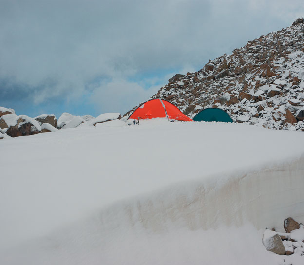 Ночной снегопад на Киргизском хребте засыпал палатки