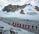 Подъем группы по открытому леднику