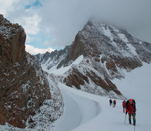 Снежный мост на спуске с перевала в походе по Киргизскому хребту