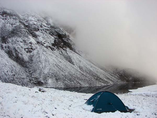 Восточные Саяны - палатка на берегу озера