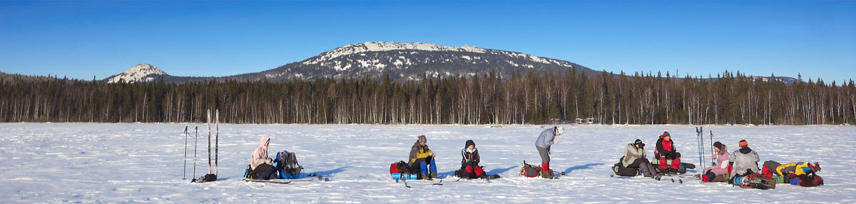Привал на льду озера Зюраткуль в лыжном походе по Южному Уралу