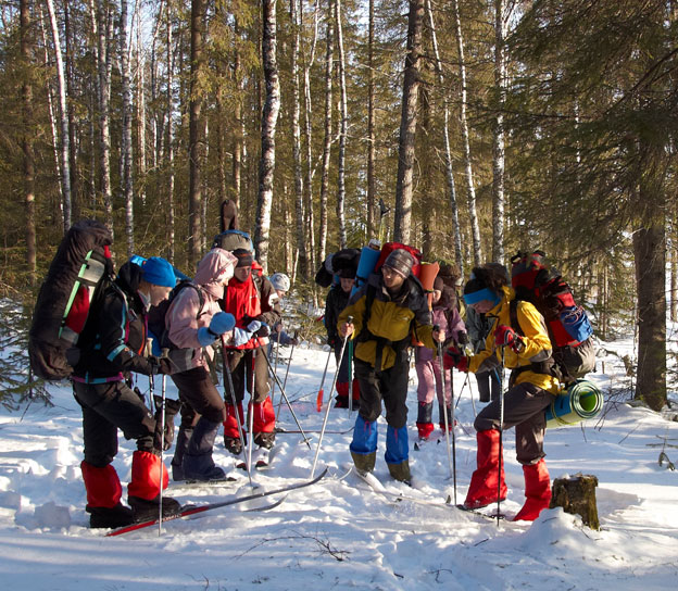 Утрамбовка снега для установки палатки в лыжном походе