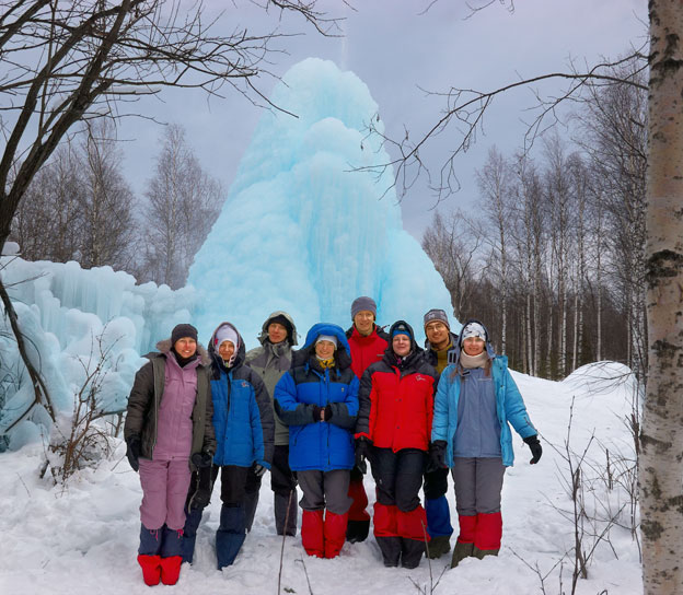 Группа у знаменитого фонтана под горой Уван на Южном Урале
