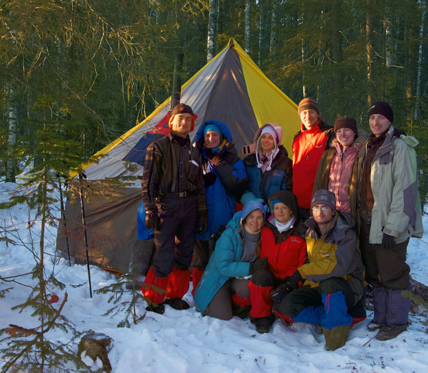 Участники лыжного похода у своей зимней палатки