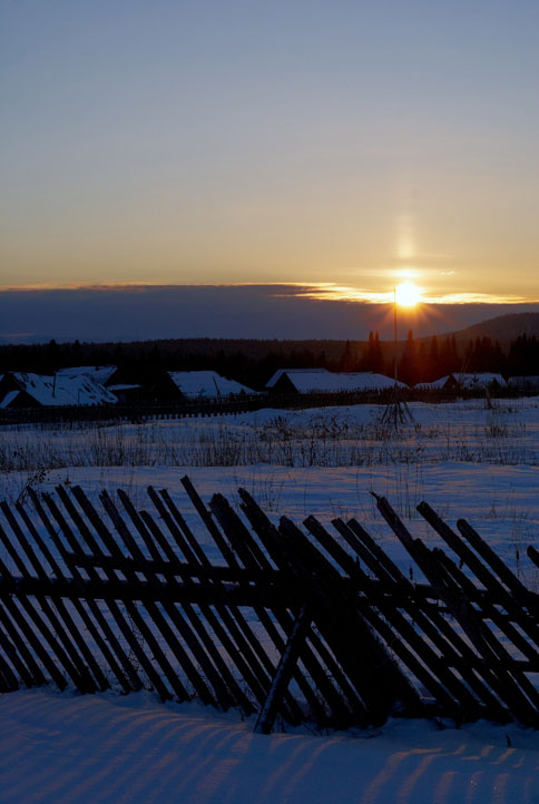 Закат солнца зимой в деревне Катавка на Южном Урале